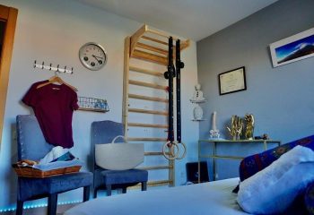Adoneys Gay Massage Madrid: Room with bed, wall bars, rings, and erotic objects. Gay travel advice in Madrid, Spain. Gay massage.