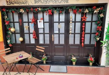 Esku-Massage Maspalomas door, Gran Canaria. Christmas decor, table, chairs. Gay massage for men in Maspalomas, Gran Canaria. Festive.