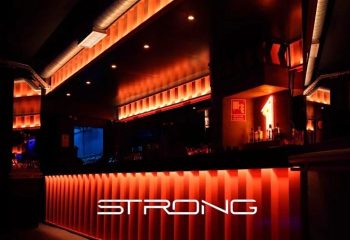 STRONG Gay Cruise Club in Madrid: Bar with red lighting. Gay nightlife destination for travel advice, cruise club experience.